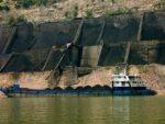 Trasporto di carbone su chiatta in Cina